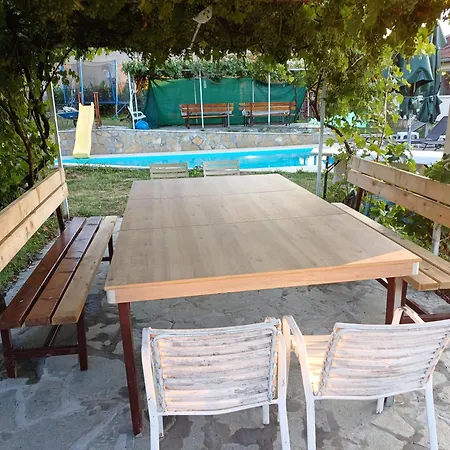 Kuca U Selu Sa Bilijar Salom Za Aktivan Odmor Ferienhaus