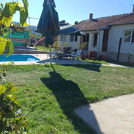 Kuca U Selu Sa Bilijar Salom Za Aktivan Odmor